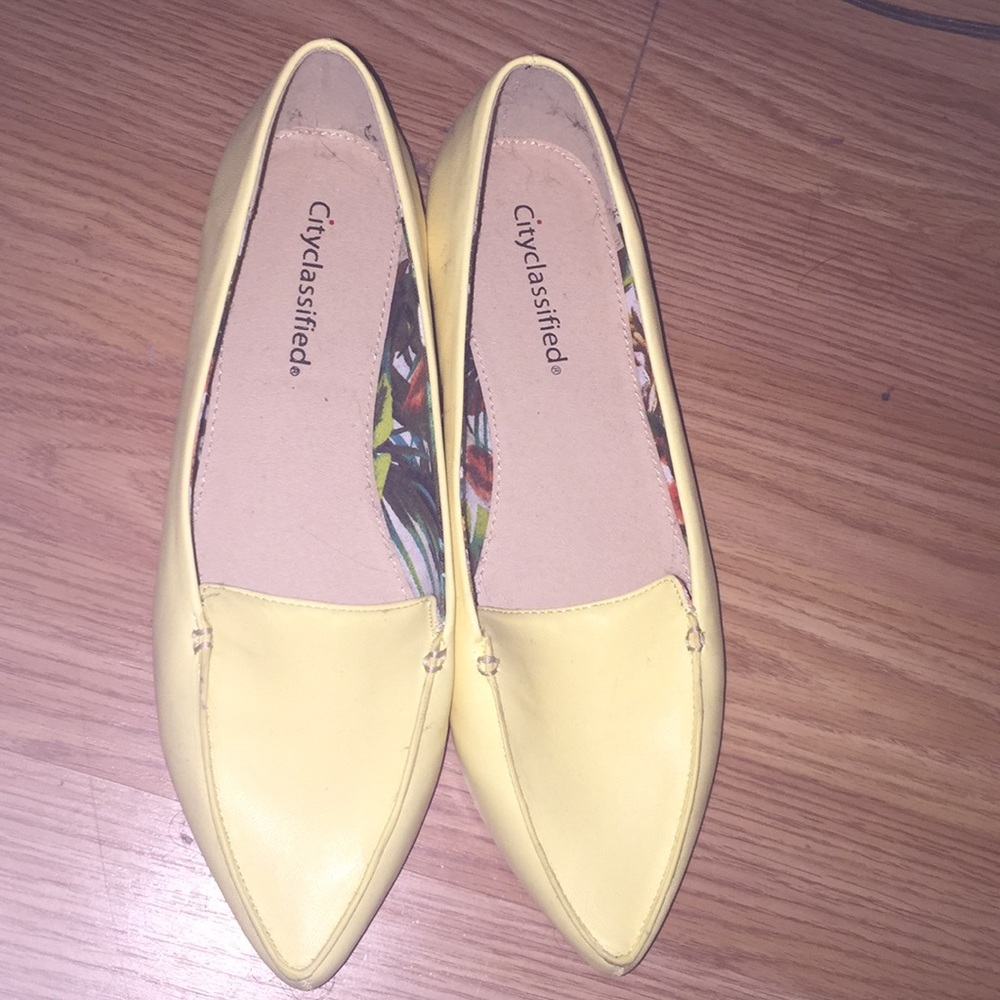 Beautiful never worn yellow flats